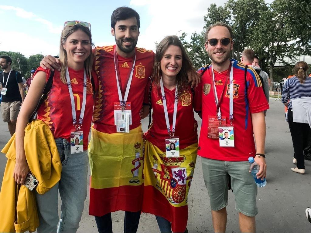 Torcedores espanhóis chegam ao estádio antes do duelo contra a Rússia - Marcus Mesquita/UOL