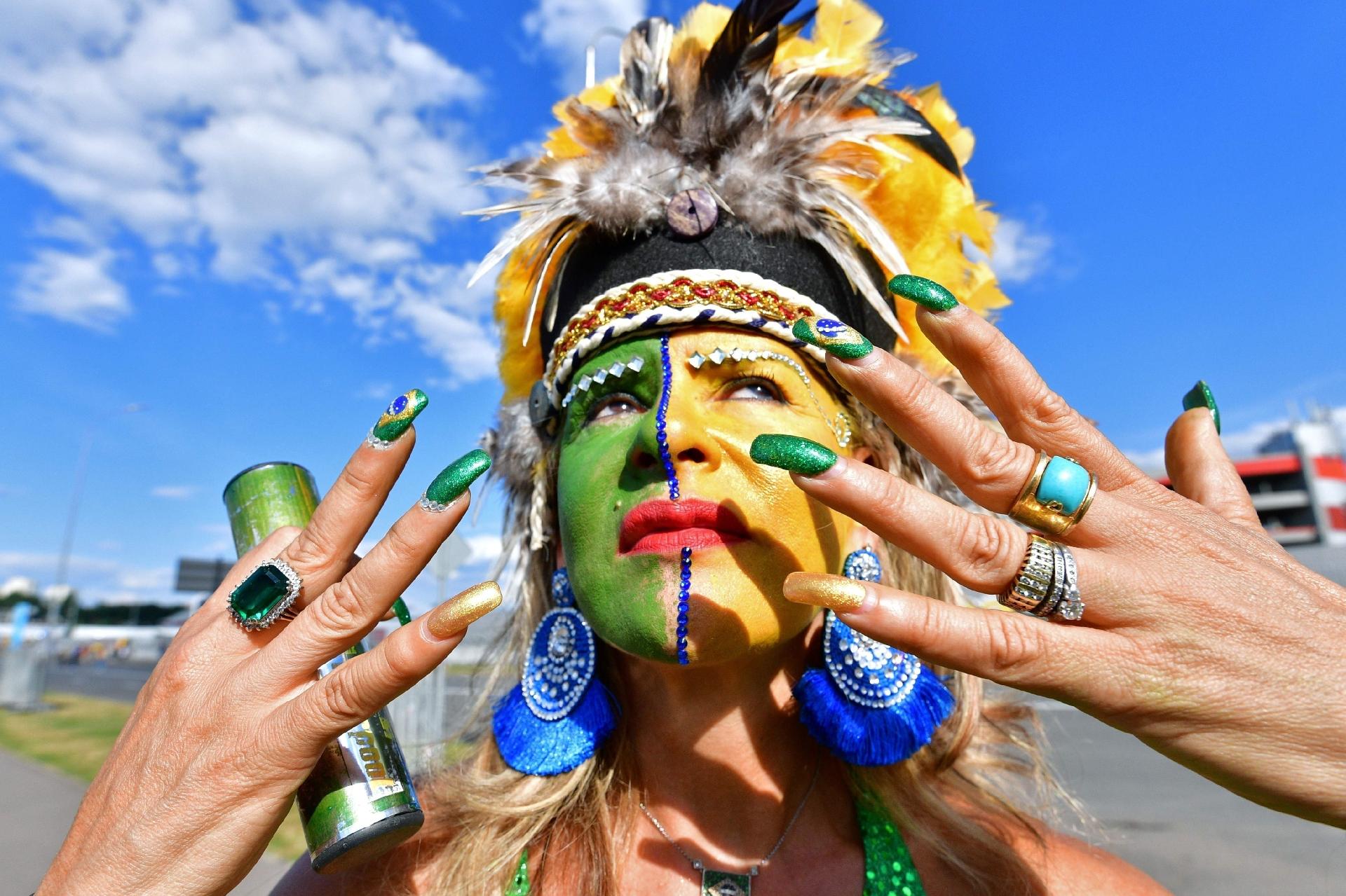 Torcedora se pinta para acompanhar a partida entre Brasil e Sérvia - AFP PHOTO / Mladen ANTONOV