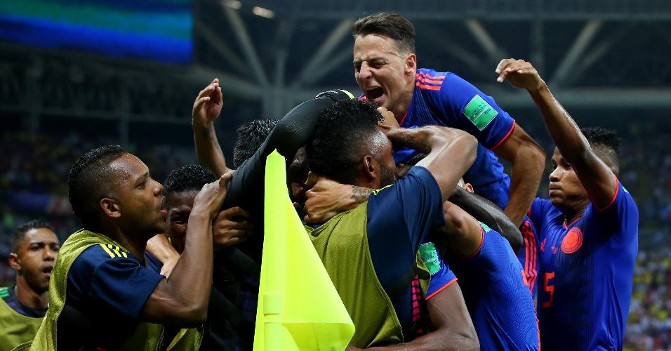 Jogadores da Colômbia se abraçam após gol marcado contra a Polônia