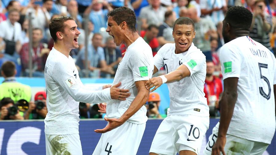 Varane, da França, celebra com Griezmann, o gol no primeiro tempo contra o Uruguai - Getty Images