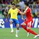 Philippe Coutinho, do Brasil, disputa bola com Dusan Tadic, da Sérvia - Carl Recine/Reuters