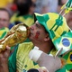 Torcedor do Brasil beija réplica da taça da Copa do Mundo antes de jogo contra a Sérvia - Grigory Dukor/Reuters
