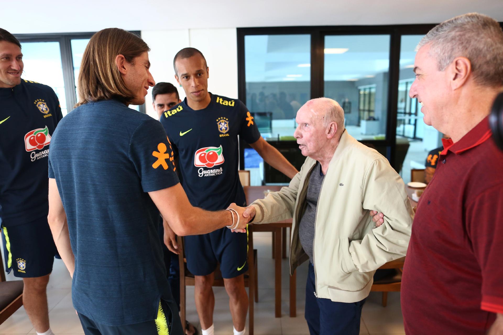 Zagallo cumprimenta Filipe Luís - Lucas Figueiredo/CBF