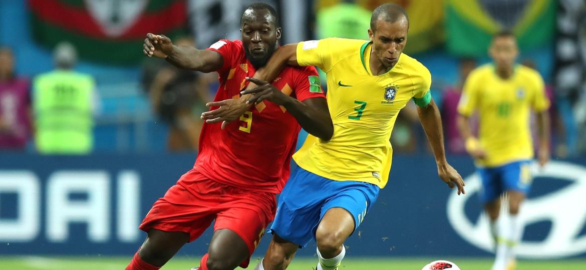 Miranda ganha dividida de Romelu Lukaku durante o jogo entre Brasil e Bélgica - Catherine Ivill/Getty Images