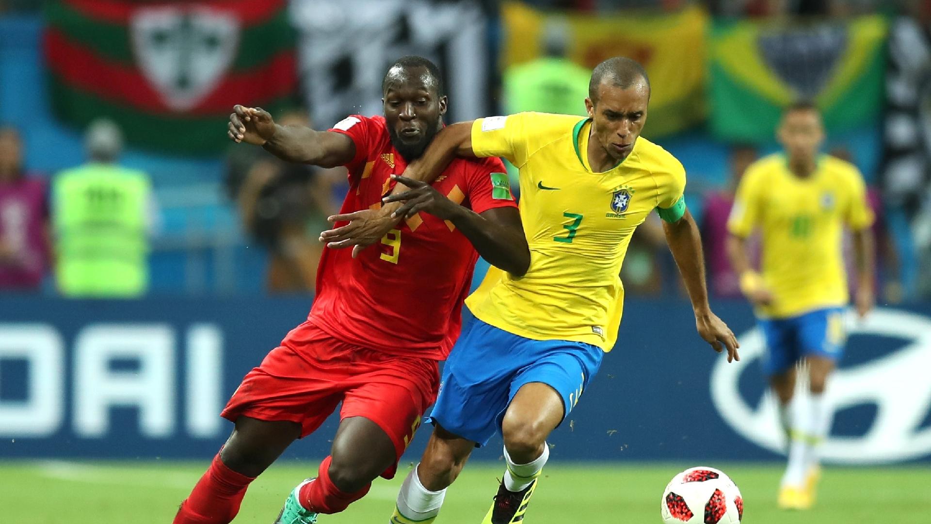 Miranda ganha dividida de Romelu Lukaku durante o jogo entre Brasil e Bélgica