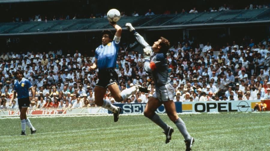 "La Mano de Dios" é o nome dado ao gol de mão de Maradona nas quartas de final da Copa de 86, contra a Inglaterra - Bob Thomas/Getty Images