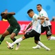 Enzo Pérez e Gabriel Mercado, da Argentina, disputam bola com Ahmed Musa, da Nigéria - Alex Livesey/Getty Images