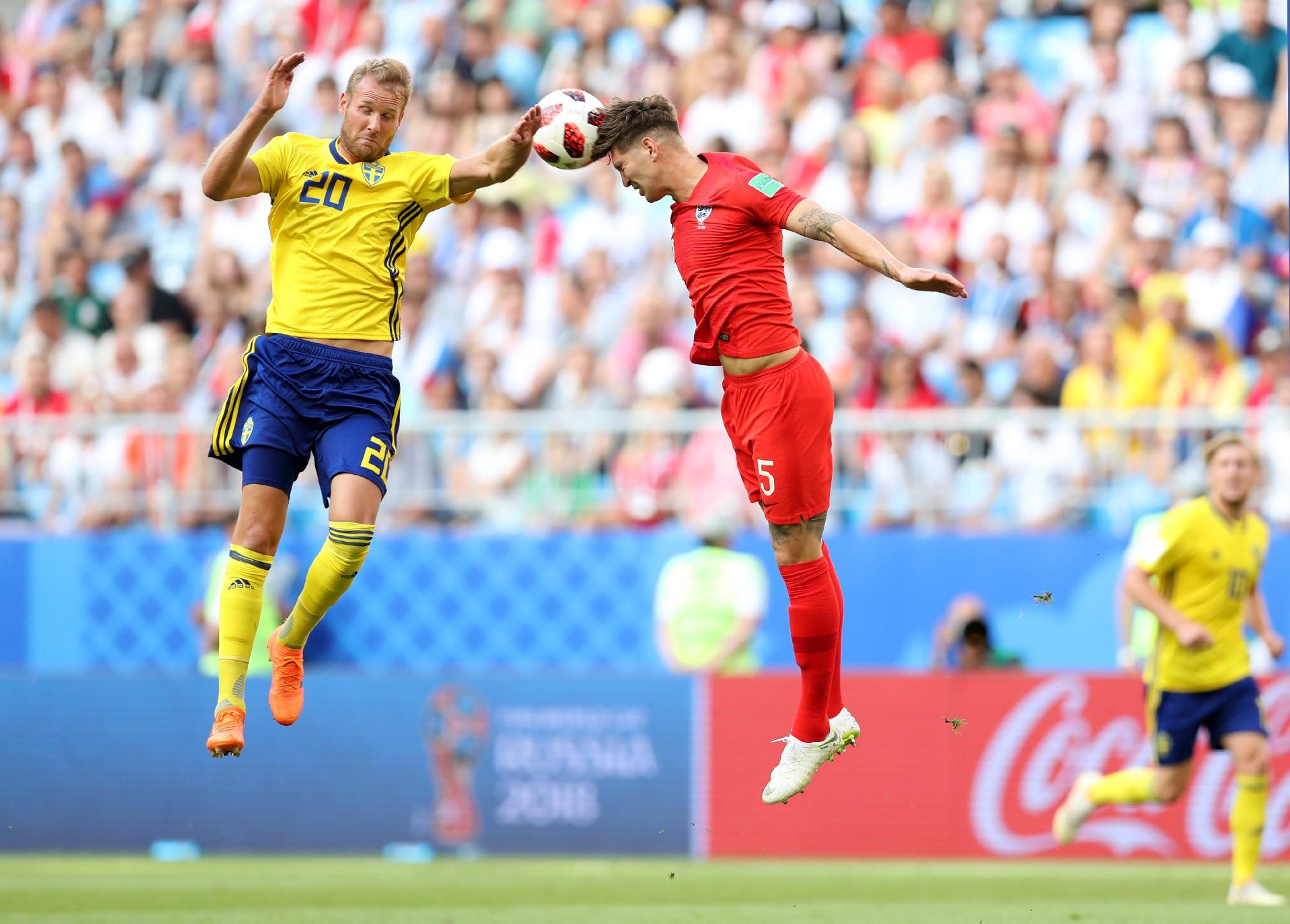 O inglês John Stones e o sueco Ola Toivonen disputam a bola no ar - Alex Morton/Getty Images