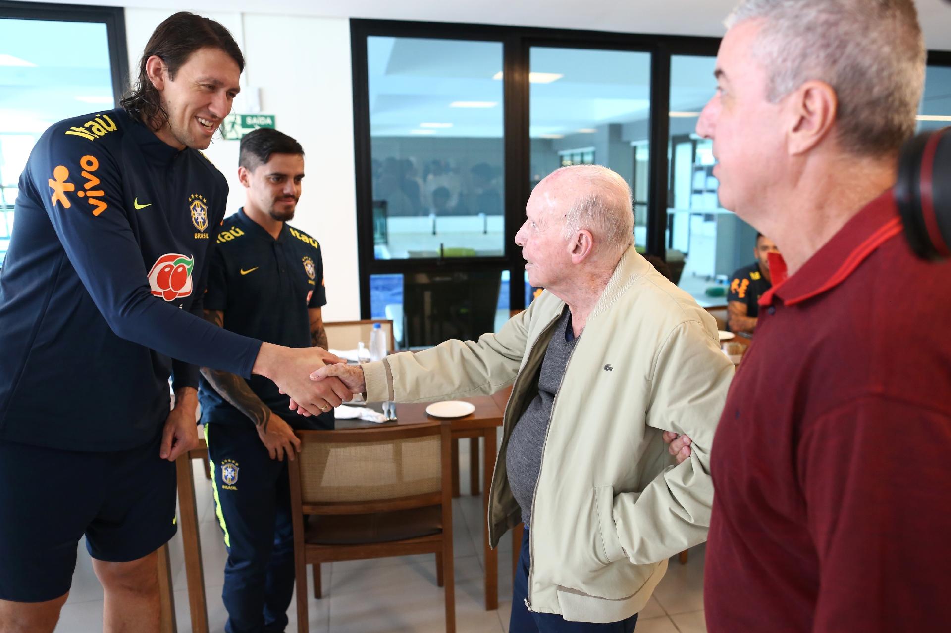 Zagallo cumprimenta Cássio - Lucas Figueiredo/CBF
