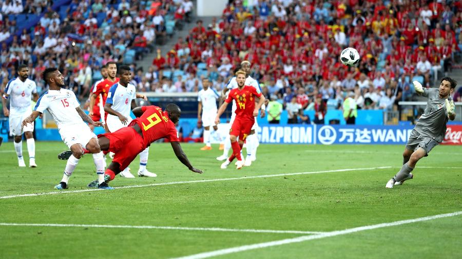 Romelu Lukaku pula para marcar de cabeça o segundo gol da Bélgica contra o Panamá - Richard Heathcote/Getty Images