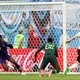 O goleiro da Nigéria Uzoho não impede o gol de Lionel Messi pela Argentina - Alex Morton/Getty Images