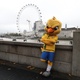 O Canarinho "pistola", como ficou conhecido, roubou a cena em Londres. Nem a roda London Eye escapou - Lucas Figueiredo/CBF