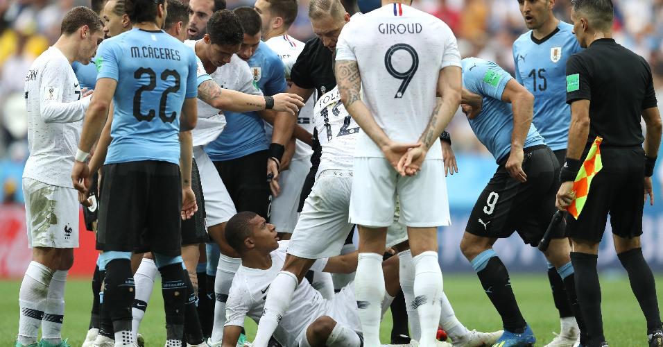 Godin e Suárez se irritam com queda de Mbappé, reclamam com o atacante francês e geram confusão entre os atletas de França e Uruguai