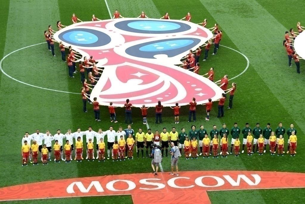 Seleções de México e Alemanha enfileiradas para os hinos nacionais - Matthias Hangst/Getty Images