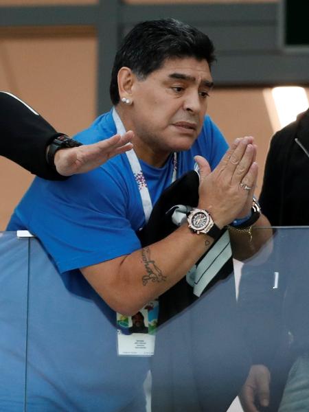 Diego Maradona interage com torcedores da Argentina durante derrota para a Croácia na Copa do Mundo da Rússia, em 2018 - REUTERS/Matthew Childs