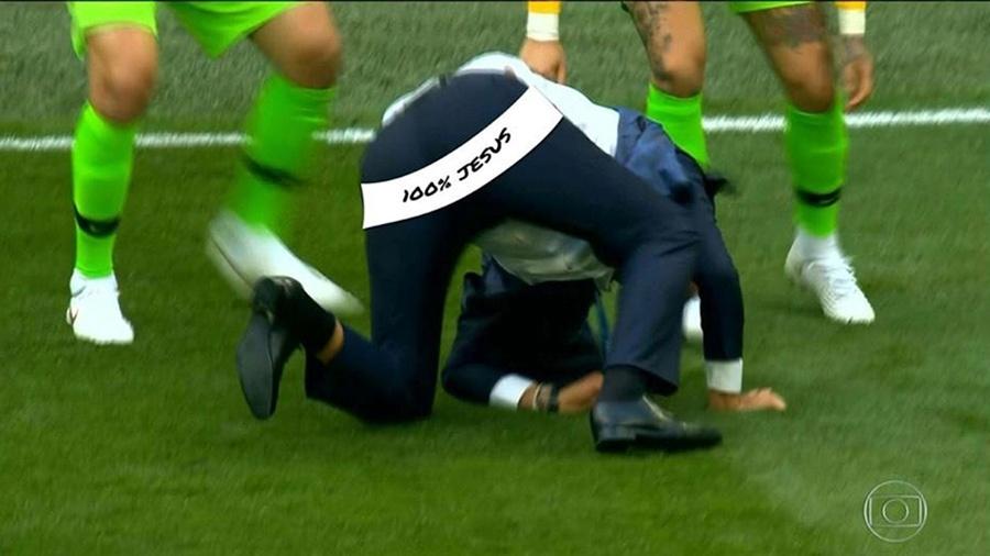 Até a faixinha da cabeça de Neymar foi parar no tombo do Tite - Reprodução/Twitter
