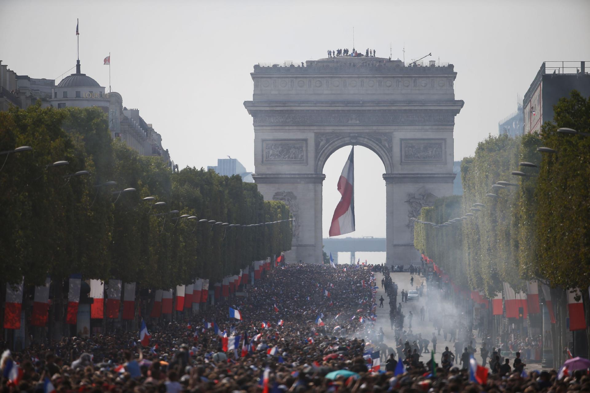 Torcida lota Champs-Elysees em Paris para receber a seleção francesa - AFP PHOTO / CHARLY TRIBALLEAU