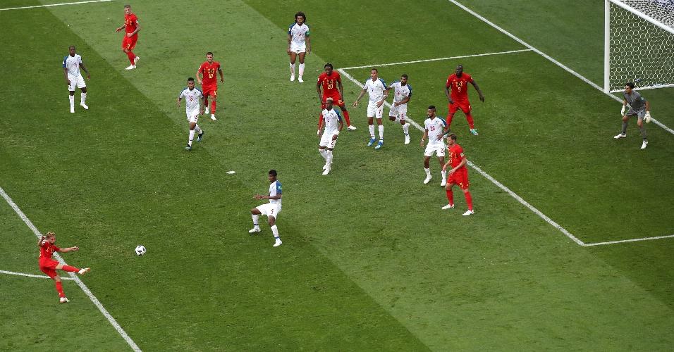 Dries Mertens, da seleção da Bélgica, chuta da entrada da grande área em jogo contra o Panamá