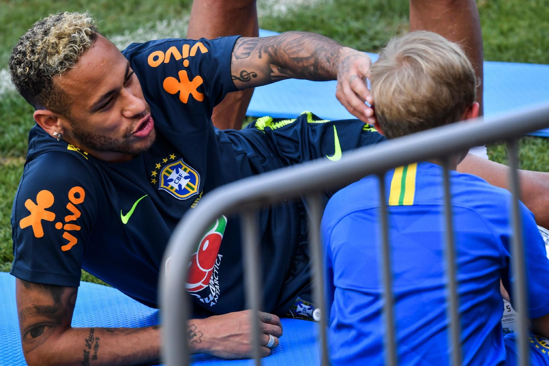 Neymar brinca com Davi Lucca durante treino da seleção brasileira - AFP PHOTO / Nelson Almeida