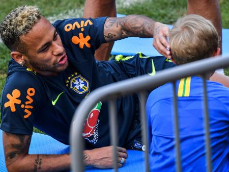 Neymar brinca com Davi Lucca durante treino da seleção brasileira - AFP PHOTO / Nelson Almeida