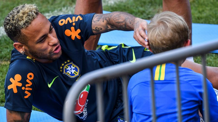 Neymar brinca com Davi Lucca durante treino da seleção brasileira - AFP PHOTO / Nelson Almeida
