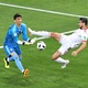 Saeid Ezatolahi colide com o goleiro do Irã Alireza Beiranvand durante jogo contra Portugal - Hector Vivas/Getty Images