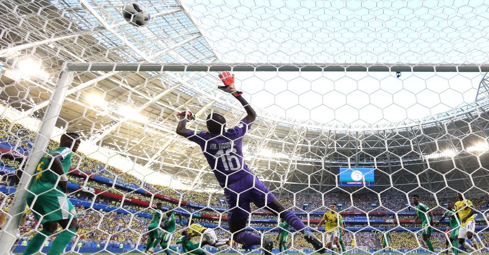 Mina salta para cabecear a marcar o gol da Colômbia contra Senegal