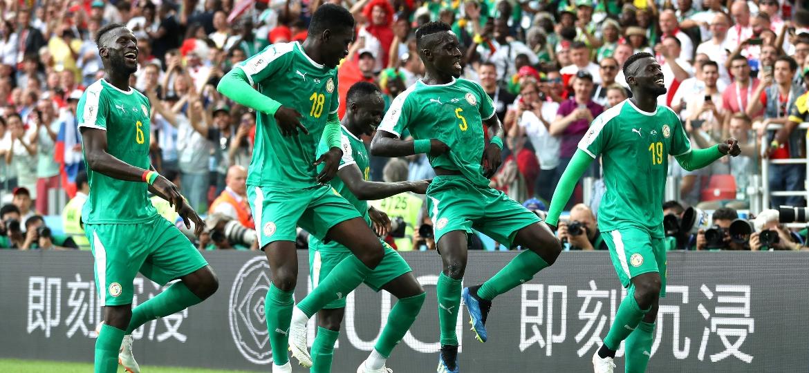 Mbaye Niang comemora com companheiros do Senegal após marcar sobre a Polônia - Catherine Ivill/Getty Images