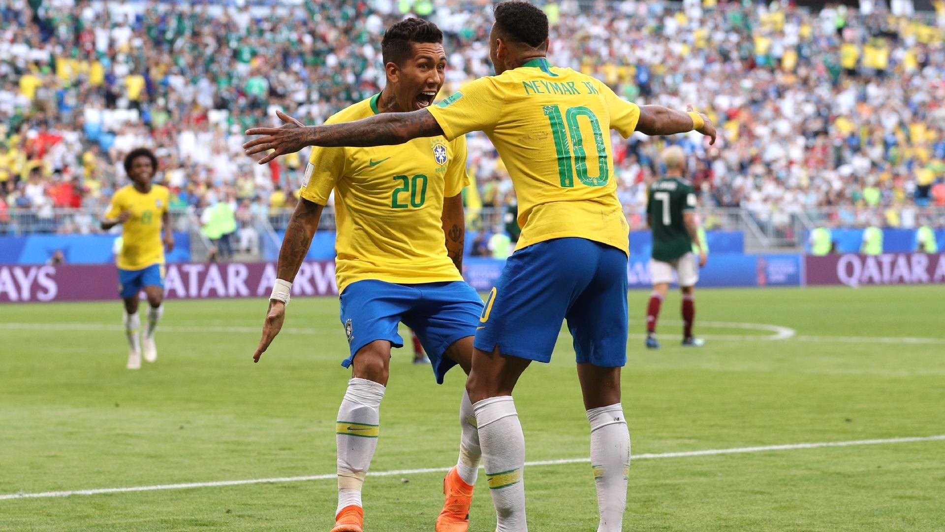 Firmino comemora seu gol após aproveitar chute de Neymar