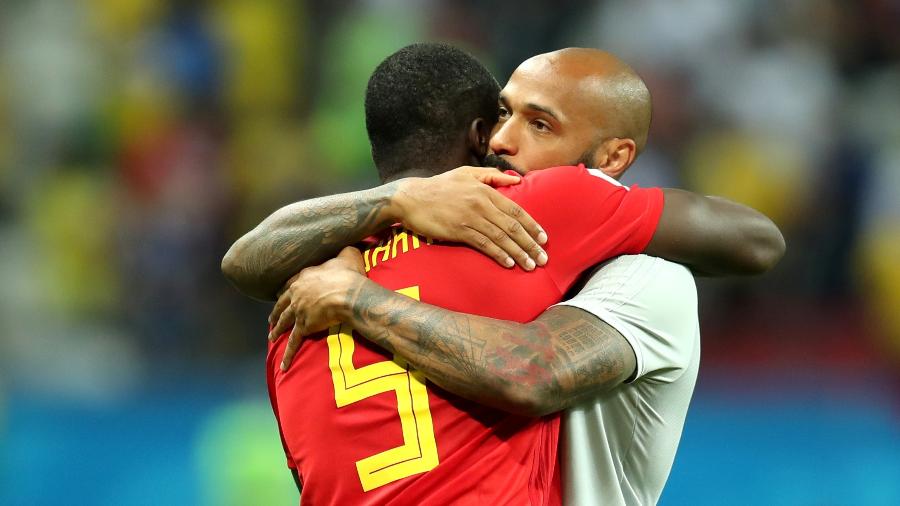 Romelu Lukaku abraça o auxiliar Thierry Henry após a classificação da Bélgica contra o Brasil - Catherine Ivill/Getty Images