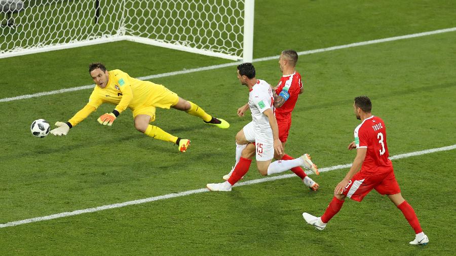 O goleiro Vladimir Stojkovic, da Sérvia, falou em buscar "milagre" contra Brasil - Clive Rose/Getty Images