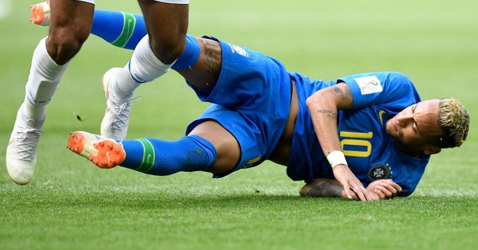 Neymar sofre forte marcação contra a Costa Rica, assim como ocorreu contra a Suíça