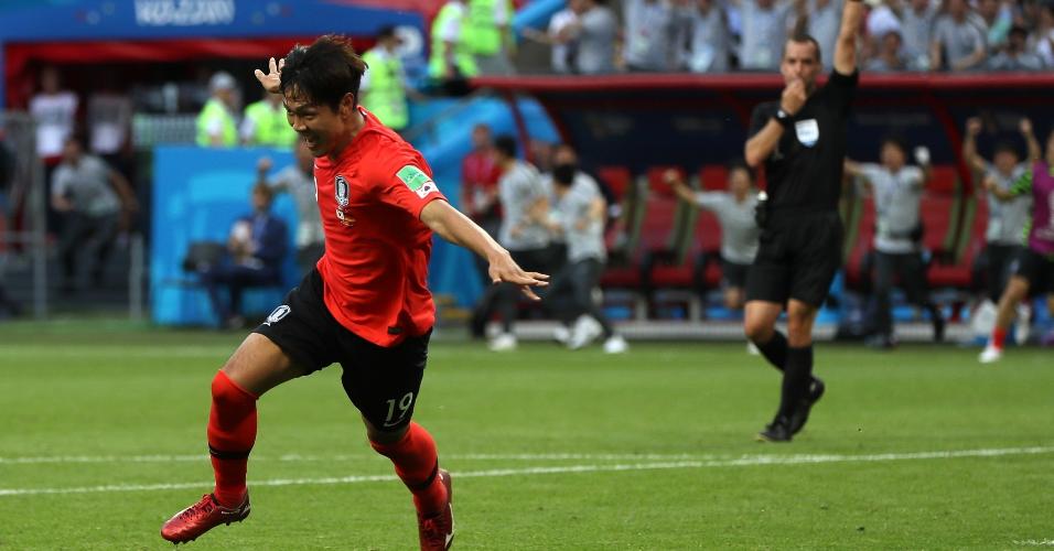 Younggwon Kim celebra o primeiro gol da Coreia contra a Alemanha