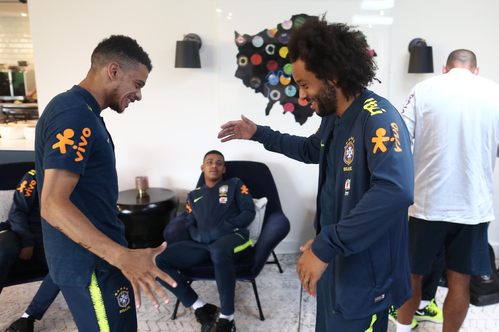 Marcelo cumprimenta Taison em sua chegada à seleção brasileira - Lucas Figueiredo/CBF