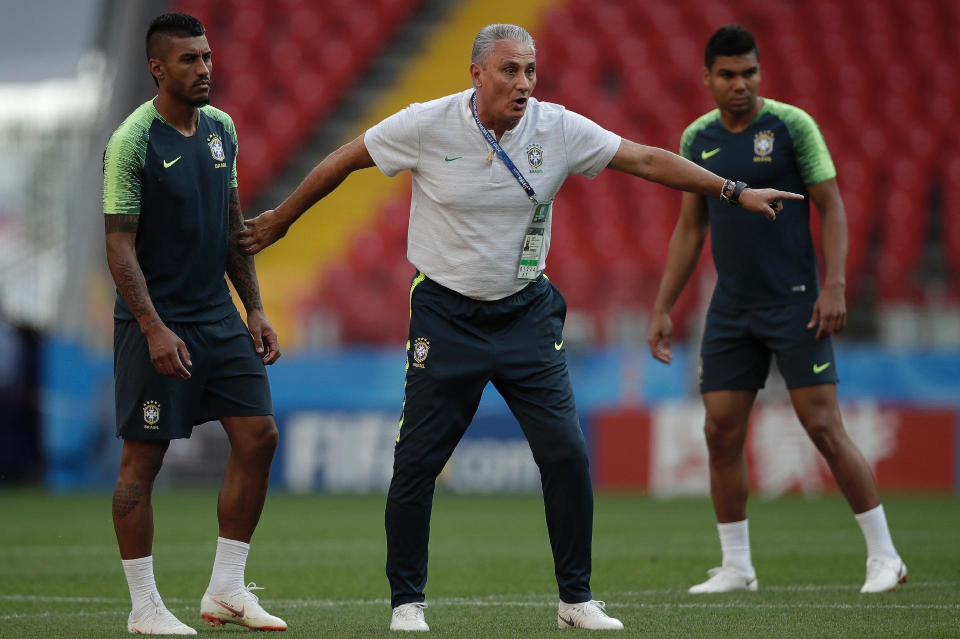 Tite treina posicionamento com Paulinho e Casemiro - André Mourão / MoWA Press