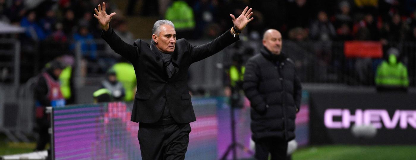 Tite orienta a seleção brasileira durante a partida contra a Rússia - AFP PHOTO / Alexander NEMENOV