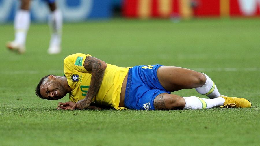 Neymar sente lesão durante o jogo entre Brasil e Bélgica - Buda Mendes/Getty Images