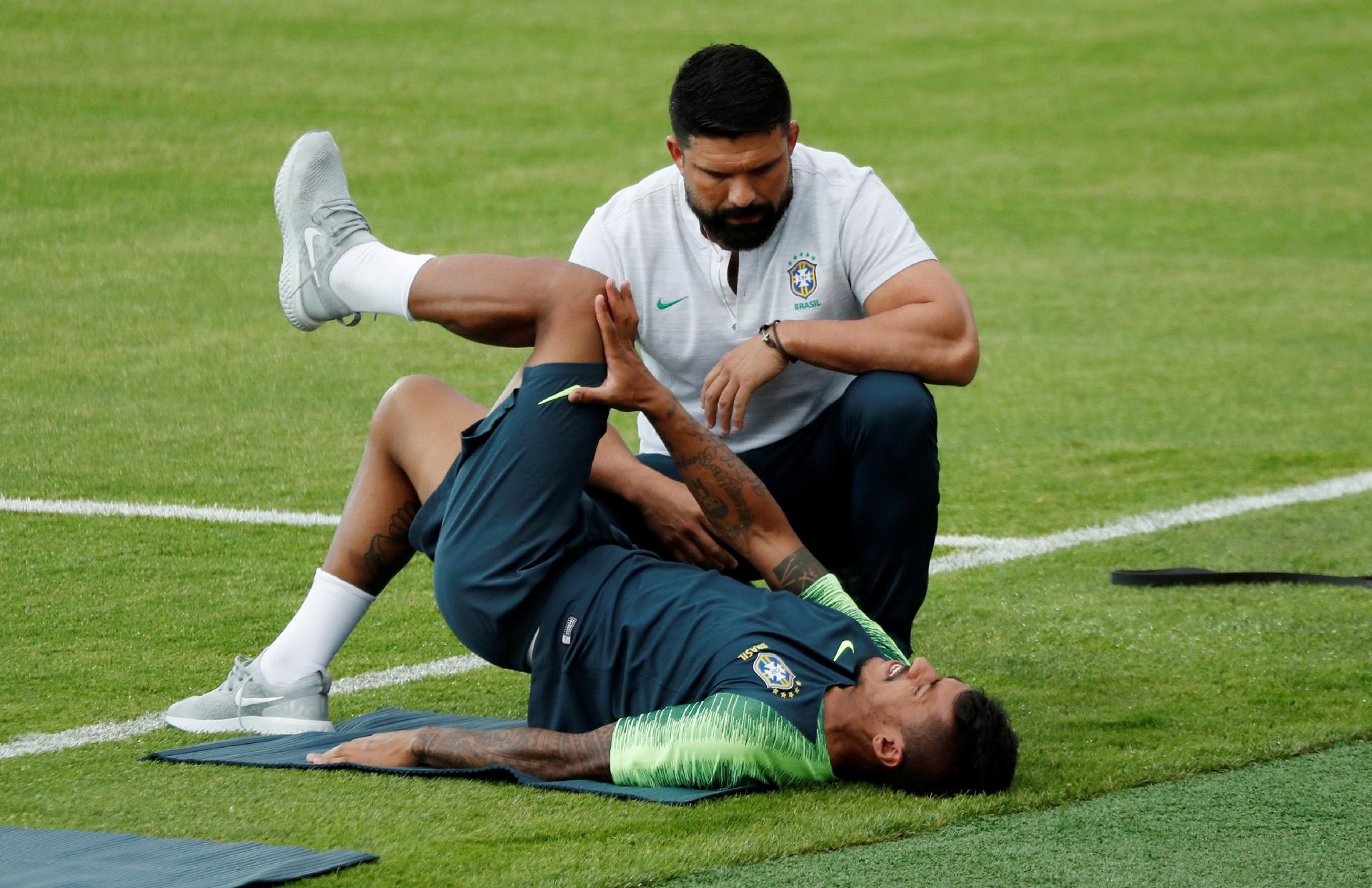 Com dores na lombar, Paulinho faz atividade com fisioterapeuta Bruno Mazziotti no treino da seleção brasileira - REUTERS/Murad Sezer