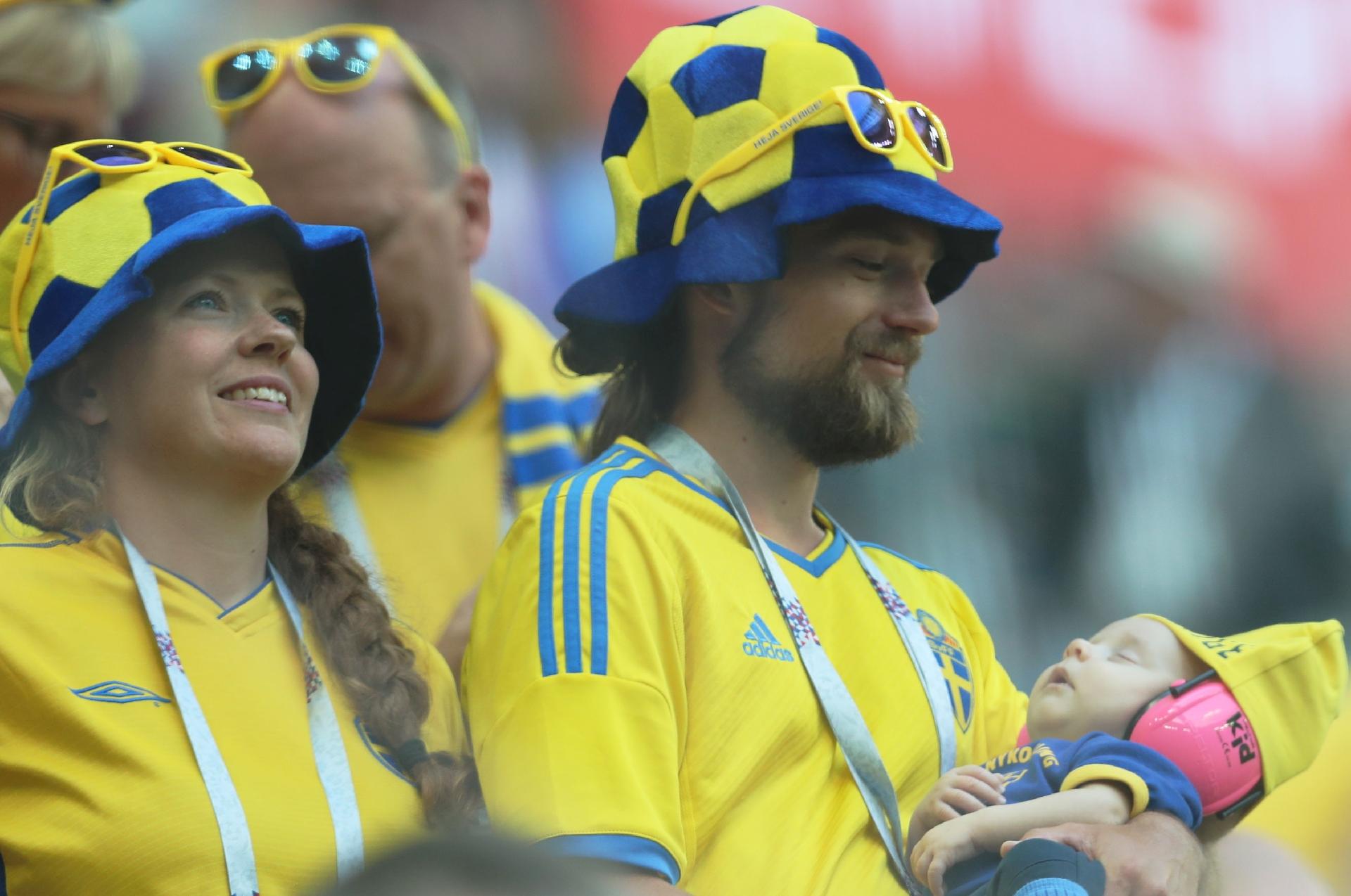 Torcedores suecos no estádio antes do jogo pelas oitavas de final contra a Suíça - TOLGA BOZOGLU/EFE