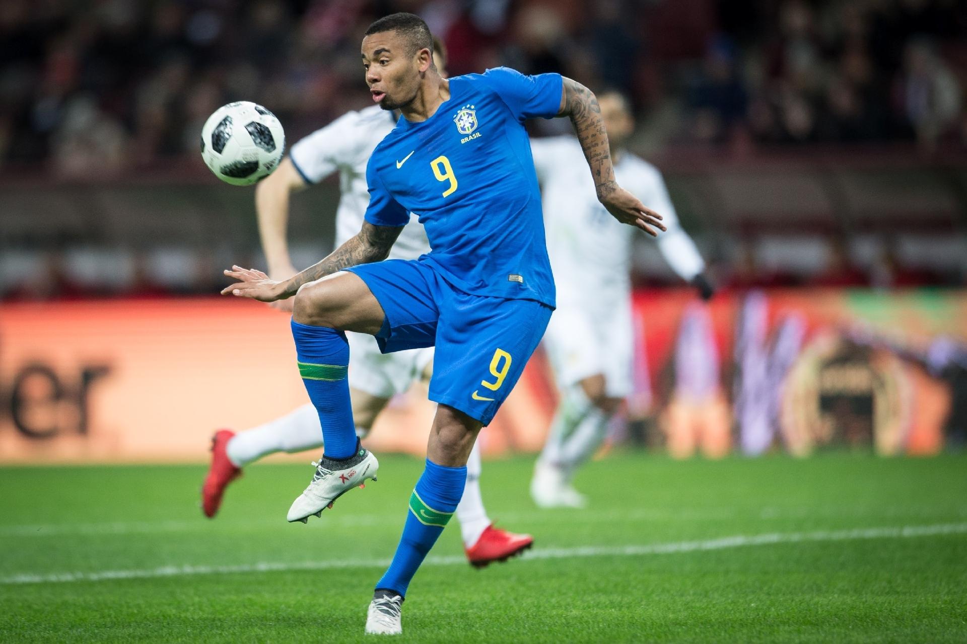 Gabriel Jesus domina a bola durante a partida entre Brasil e Rússia - Pedro Martins/MoWa Press