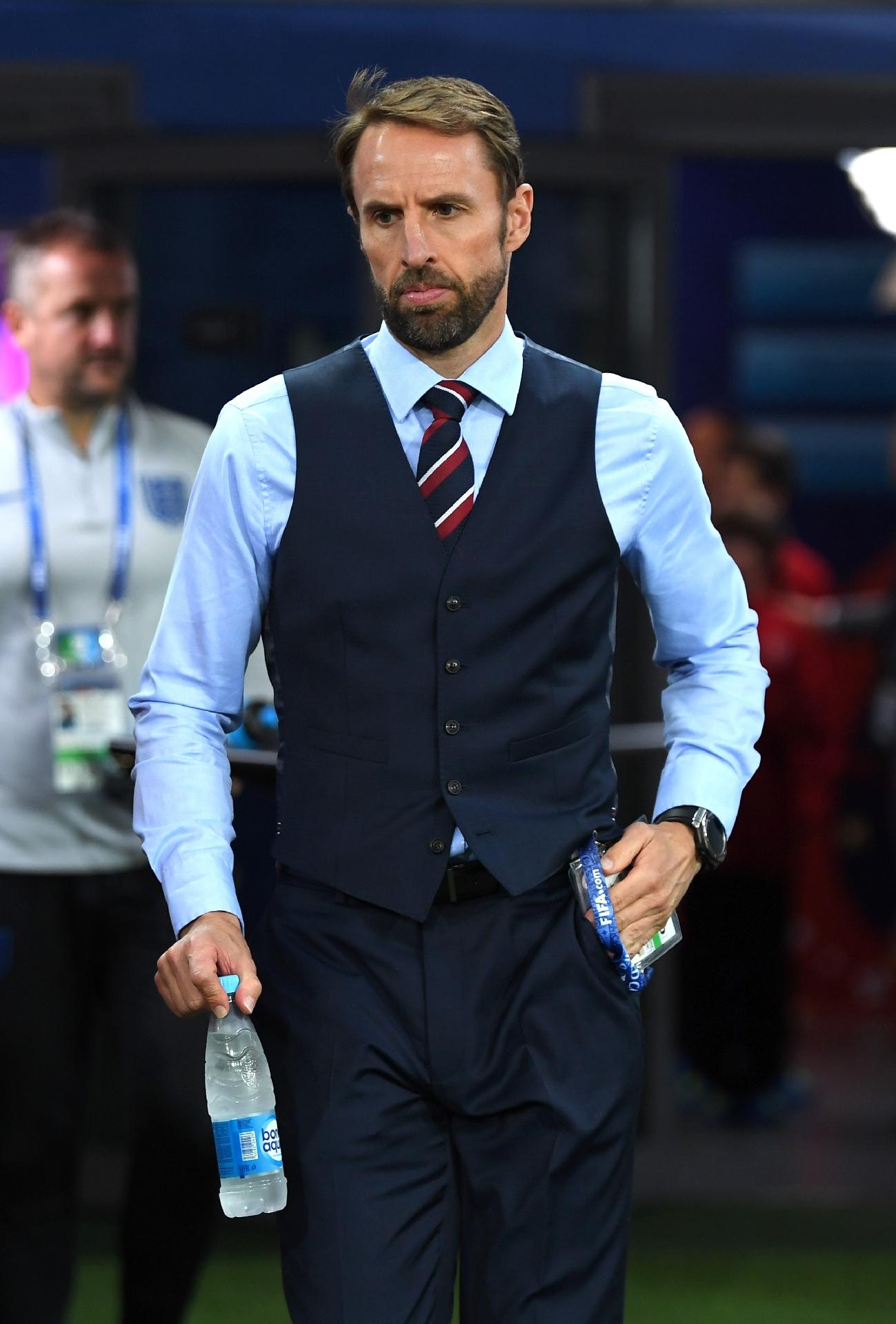 Colete e camisa social! Gareth Southgate durante a partida entre Inglaterra e Colômbia - Mike Hewitt - FIFA/FIFA via Getty Images