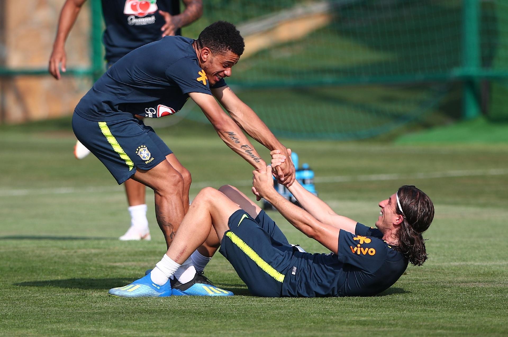 Taison e Filipe Luis brincam durante o treino - REUTERS/Hannah McKay