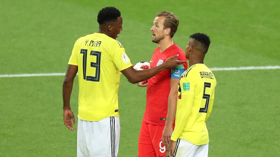 Yerry Mina, da Colômbia, discute com Harry Kane, da Inglaterra, depois de lance que marcou pênalti para equipe inglesa - Alex Morton/Getty Images