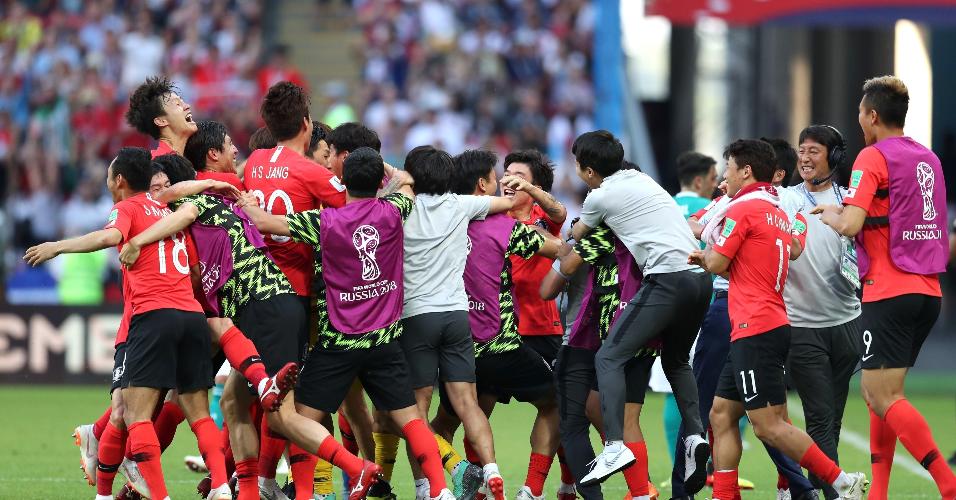 Coreia do Sul comemora o gol marcado nos minutos finais contra a Alemanha