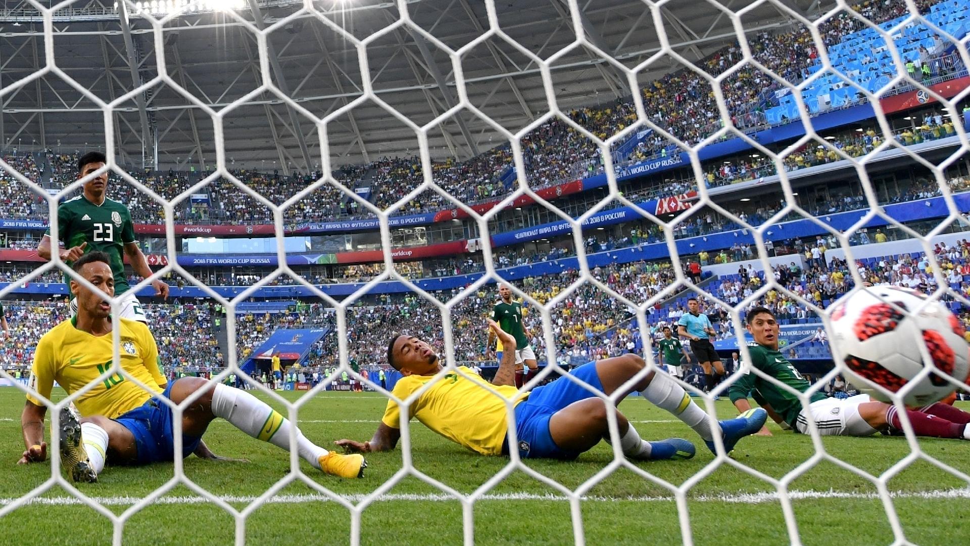 Neymar se atira para abrir o placar para o Brasil contra o México
