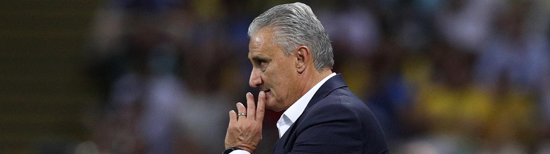 O técnico Tite observa os jogadores do Brasil em duelo contra a Bélgica
