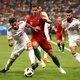André Silva, de Portugal, é cercado por Ramin Rezaeian e Morteza Pouraliganji, do Irã - Clive Mason/Getty Images