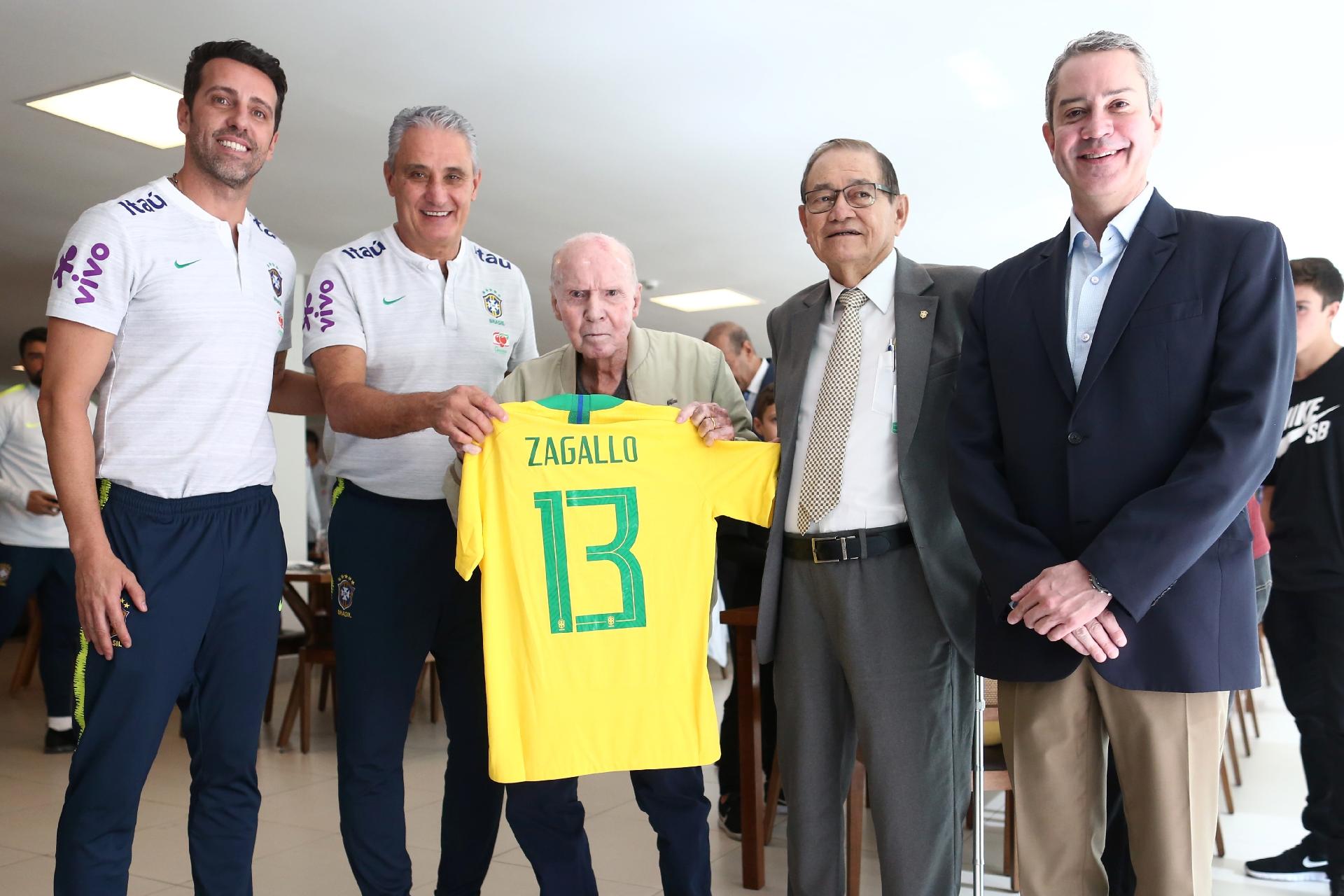 Zagallo recebe camisa autografada da seleção brasileira com seu número da sorte: o 13 - Lucas Figueiredo/CBF