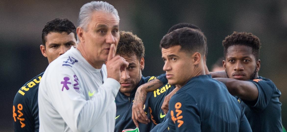 Tite faz gesto de silêncio durante treino aberto da seleção - Pedro Martins / MoWA Press