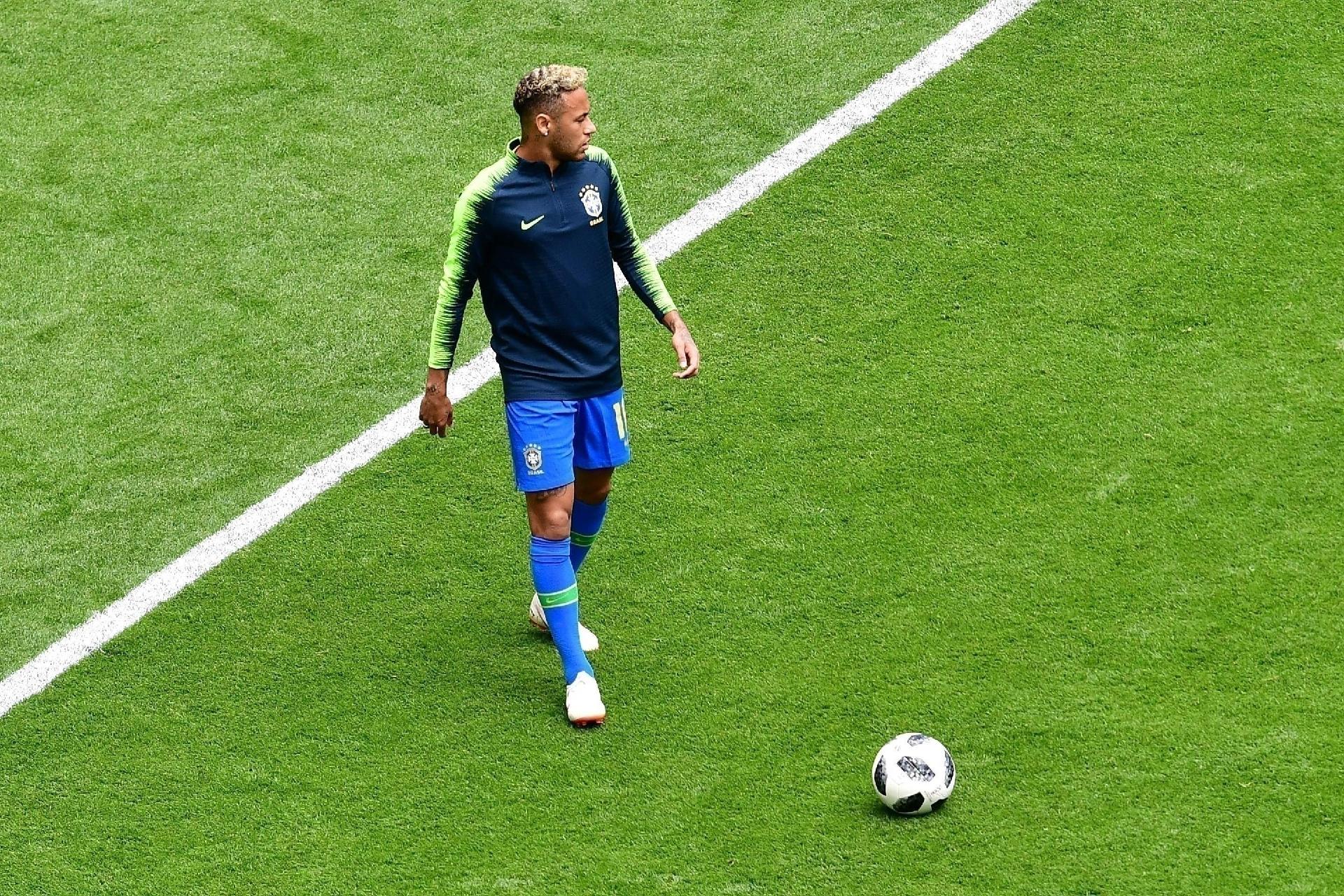 Neymar se aquece em campo para a partida contra a Costa Rica - AFP PHOTO